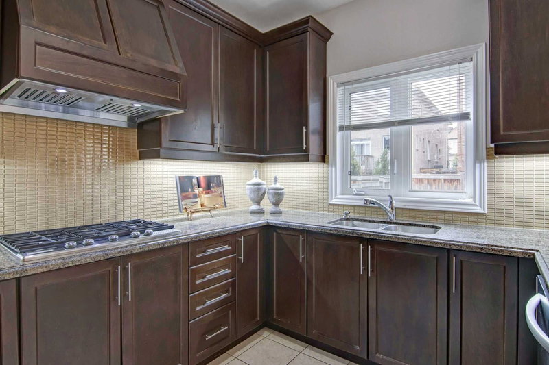 396 Grand Trunk Ave, Vaughan, L6A0T4 | Image 3