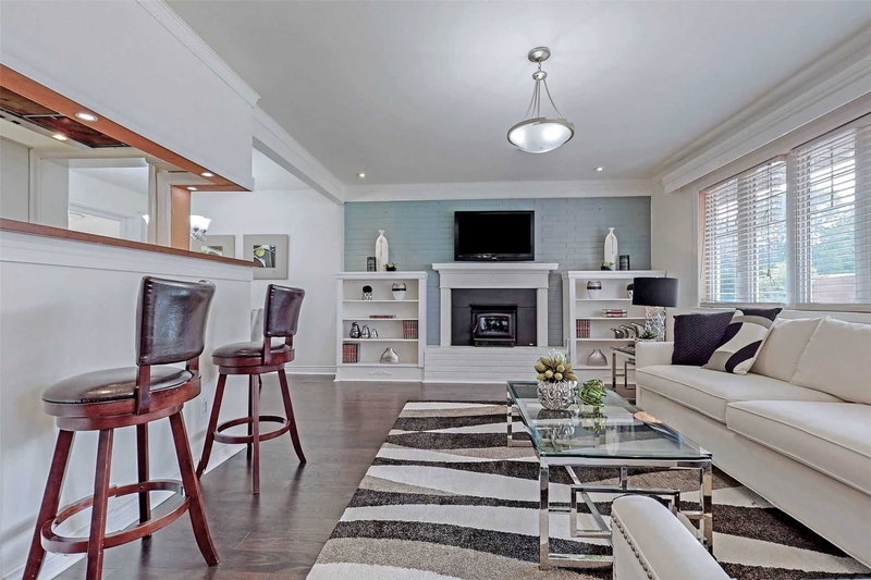 49 Don Mor Dr, Newmarket, L3Y1G8 | Image 2