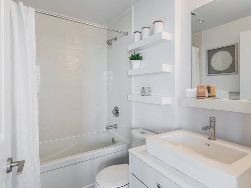 1504 - 9201 Yonge St, Richmond Hill, L4C6Z2 | Image 3