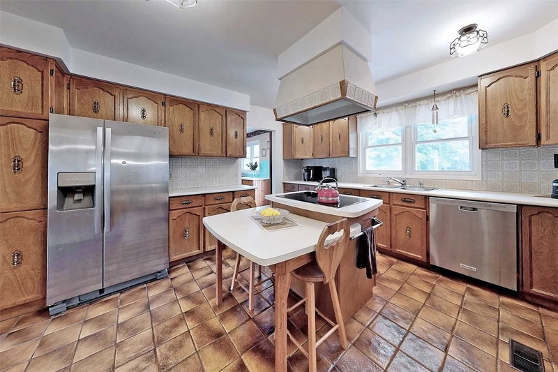 120 Lake Woods Dr, Whitchurch-Stouffville, L4A 1P9 | Image 2