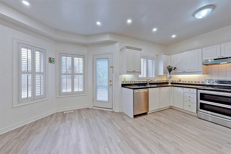 150 Larratt Lane, Richmond Hill, L4C0E7 | Image 2