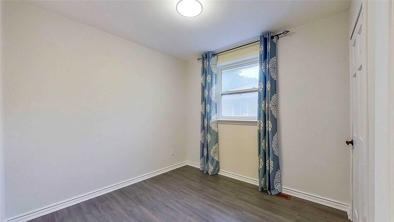 Main - 140 Cherrywood Dr, Newmarket, L3Y 2X7 | Image 2