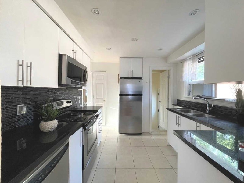 405 Taylor Mills Dr N, Richmond Hill, L4C2V1 | Image 2