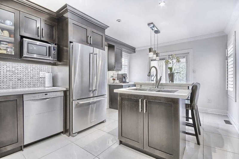 64 Mandel Cres, Richmond Hill, L4C9Z7 | Image 2