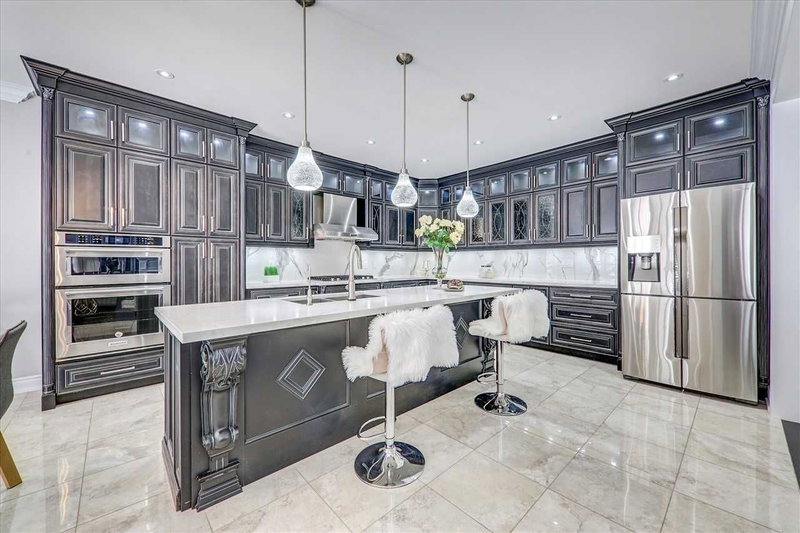 24 Manor Glen Cres, East Gwillimbury, L0G1M0 | Image 3