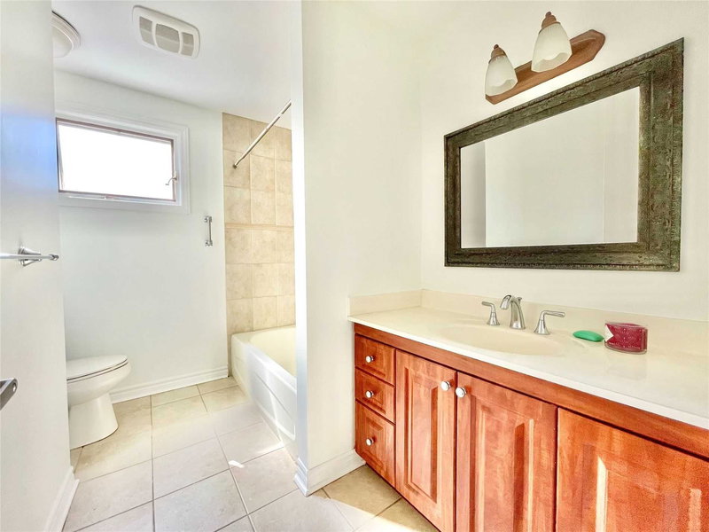 Upper - 356 Sandford St, Newmarket, L3Y4S3 | Image 2