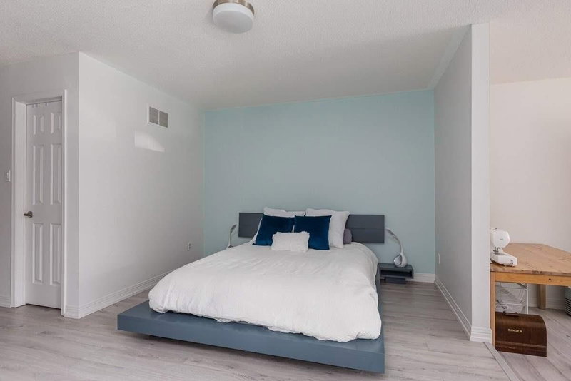 8 Brownstone Circ, Vaughan, L4J7P4 | Image 2