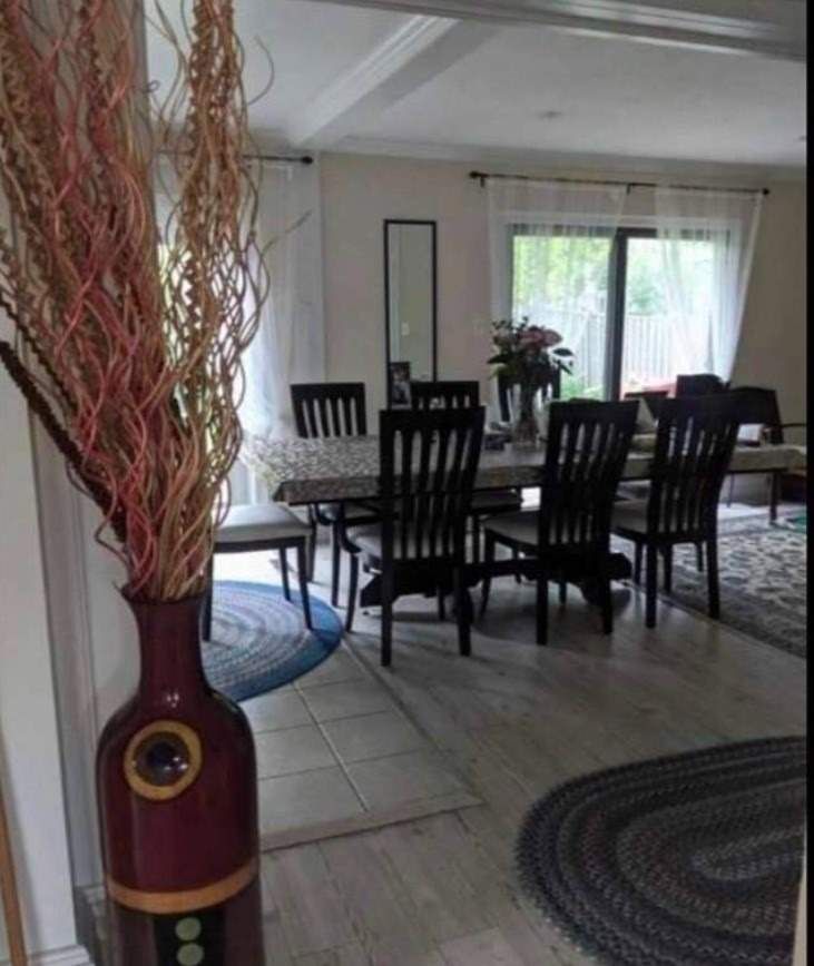 65 Manning Cres, Newmarket, L3Y6H3 | Image 2