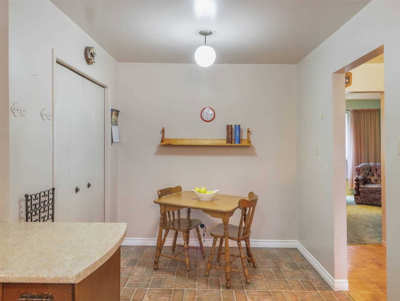 38 Henderson Dr, Aurora, L4G3L2 | Image 2