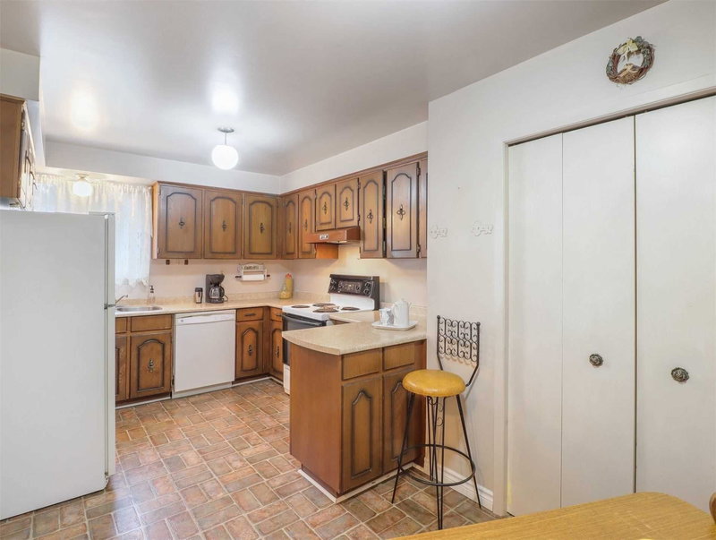 38 Henderson Dr, Aurora, L4G3L2 | Image 3