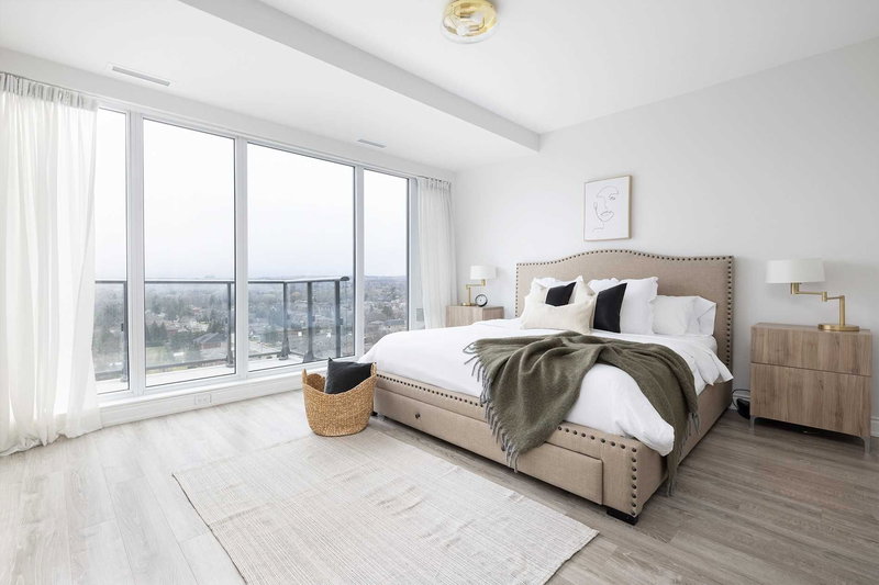 Lph8 - 9618 Yonge St, Richmond Hill, L4C0X5 | Image 3