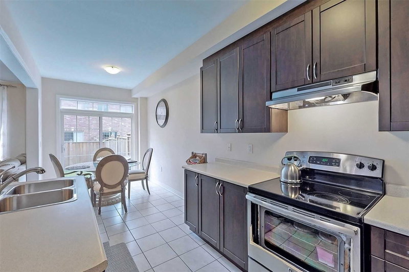 625 Sweetwater Cres, Newmarket, L3X0H5 | Image 2