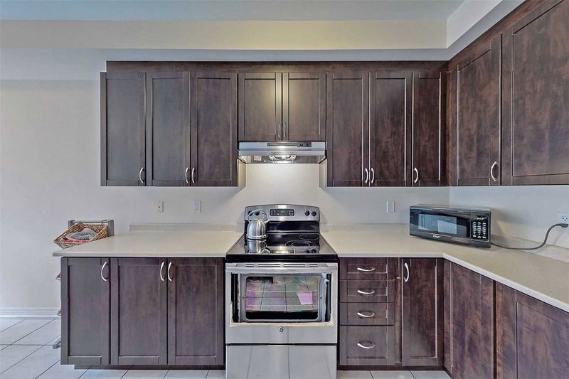 625 Sweetwater Cres, Newmarket, L3X0H5 | Image 3