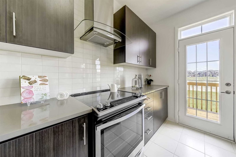 148 Frank Kelly Dr, East Gwillimbury, L9N0V1 | Image 2