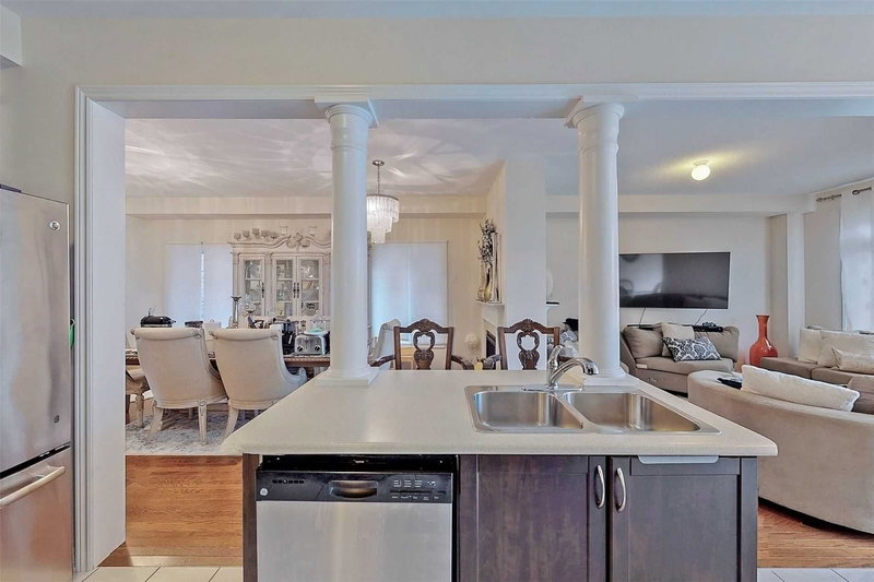 625 Sweetwater Cres, Newmarket, L3X0H5 | Image 2