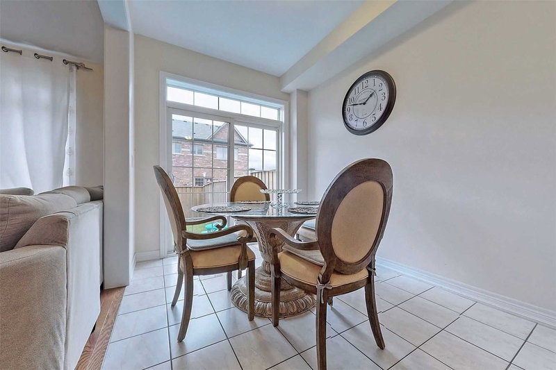 625 Sweetwater Cres, Newmarket, L3X0H5 | Image 3