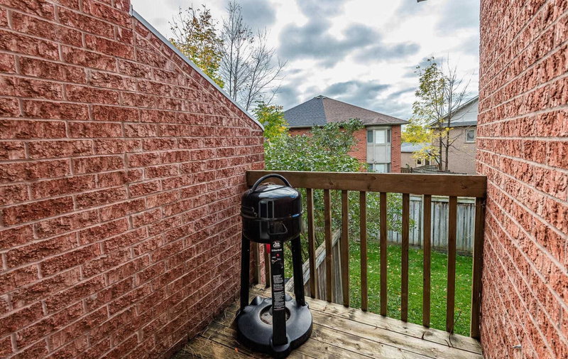 919 Caribou Valley Circ, Newmarket, L3X1W9 | Image 2