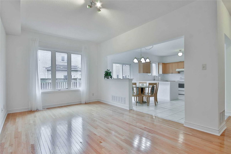 15 Briarglen Rd, Markham, L6C2K5 | Image 2