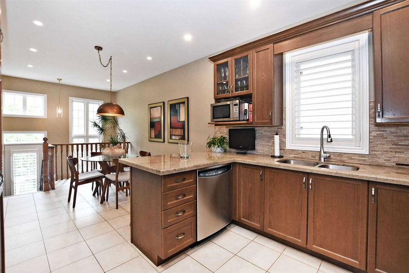 73 Brass Dr, Richmond Hill, L4E4T4 | Image 3