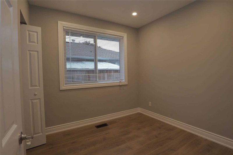 Upper - 150 Maurice Crt, Newmarket, L3Y2W2 | Image 2