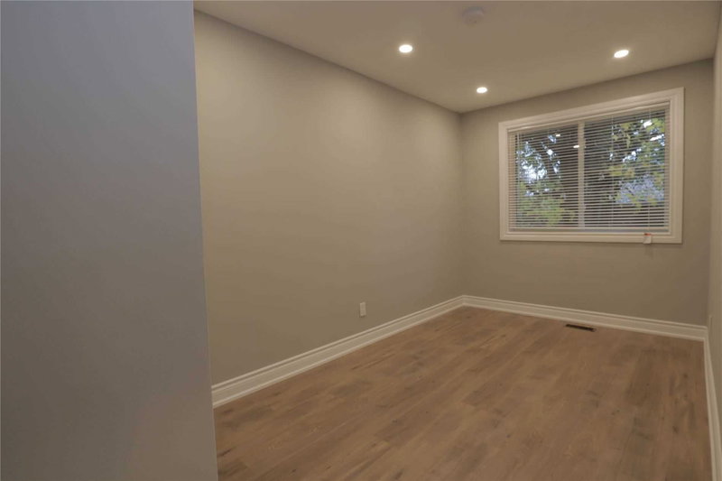 Upper - 150 Maurice Crt, Newmarket, L3Y2W2 | Image 3