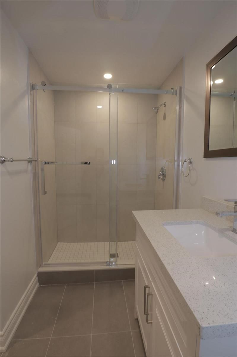 Lower - 150 Maurice Crt, Newmarket, L3Y2W2 | Image 2