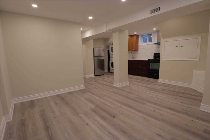 Lower - 150 Maurice Crt, Newmarket, L3Y2W2 | Image 3