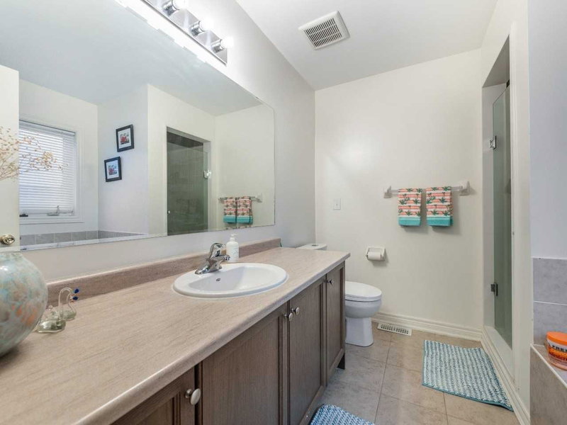 42 Foxberry Rd, East Gwillimbury, L9N0P6 | Image 3