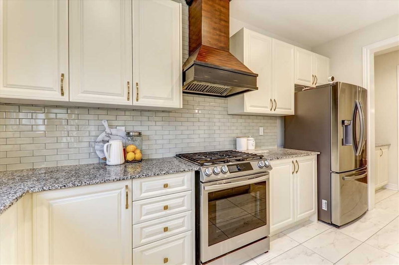 404 Baker Hill Blvd, Whitchurch-Stouffville, L4A4P4 | Image 2