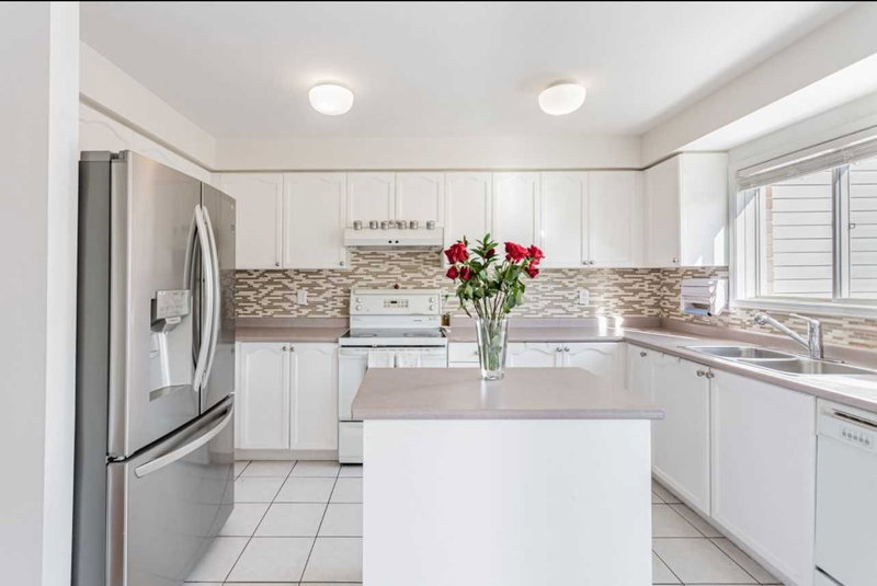 33 Schouten Cres, Markham, L3P7W8 | Image 2