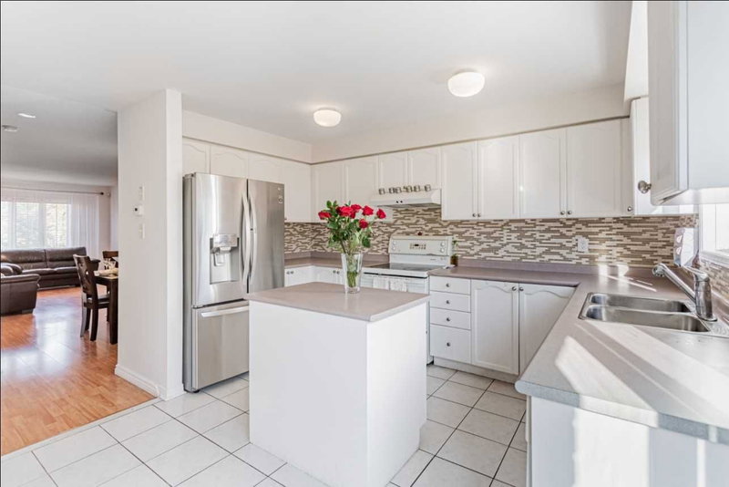 33 Schouten Cres, Markham, L3P7W8 | Image 3