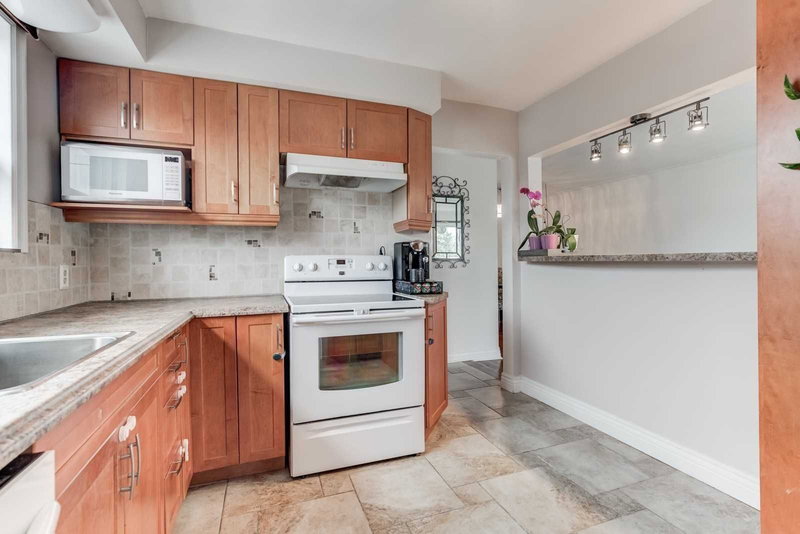 382 Blue Grass Blvd, Richmond Hill, L4C3H4 | Image 3