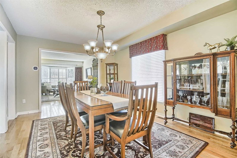 719 Shanahan Blvd, Newmarket, L3X1P8 | Image 2