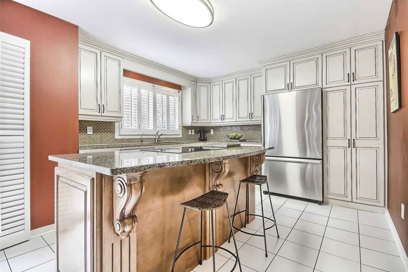 719 Shanahan Blvd, Newmarket, L3X1P8 | Image 3