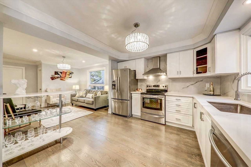 337 Bristol Rd, Newmarket, L3Y8A1 | Image 2