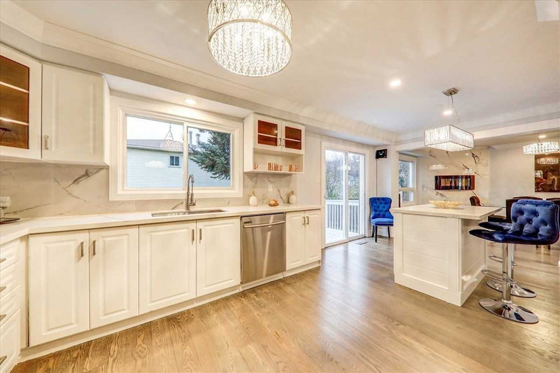 337 Bristol Rd, Newmarket, L3Y8A1 | Image 3