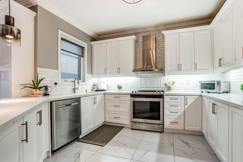 204 Ivy Jay Cres, Aurora, L4G0E9 | Image 3