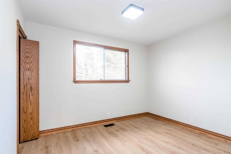 15 Valleyview Ave, East Gwillimbury, L9N 1K2 | Image 2