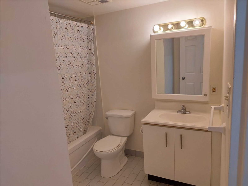 511 - 326 Major Mackenzie Dr E, Richmond Hill, L4C8T4 | Image 3