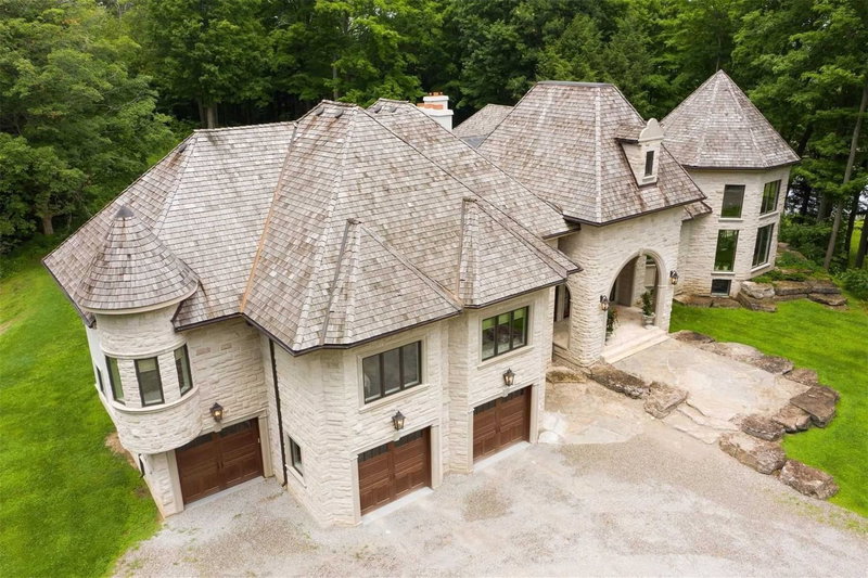 1865 Davis Dr W, King, L3Y 4V9 | Image 3