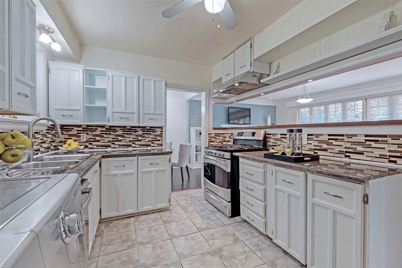 Main - 49 Don Mor Dr, Newmarket, L3Y1G8 | Image 2