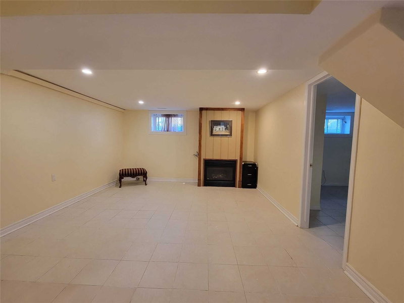 405 Taylor Mills Dr N, Richmond Hill, L4C2V1 | Image 2