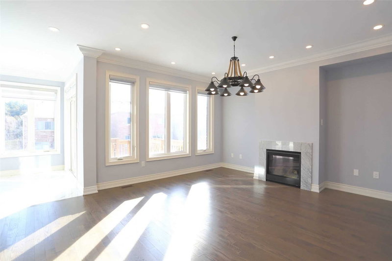 132 Meadow Vista Cres, East Gwillimbury, L9N0T4 | Image 2