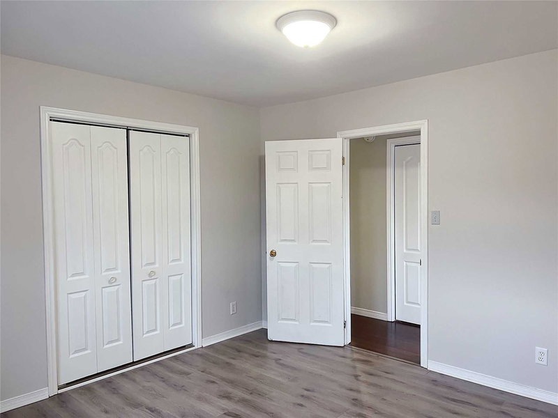 276 Parkwood Ave, Georgina, L4P2X3 | Image 2