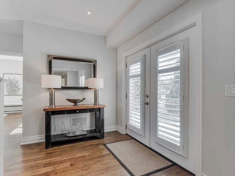 22 Cedar Cres, Aurora, L4G3J8 | Image 2