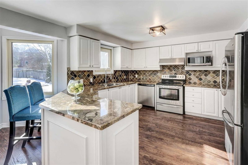 236 Mccaffrey Rd, Newmarket, L3X1J3 | Image 2