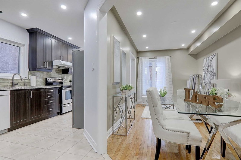 110 Warwick Cres, Newmarket, L3X2M7 | Image 3