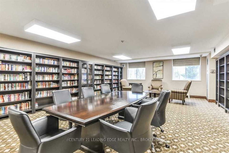 314 - 326 Major Mackenzie Dr E, Richmond Hill, L4C 1J3 | Image 3