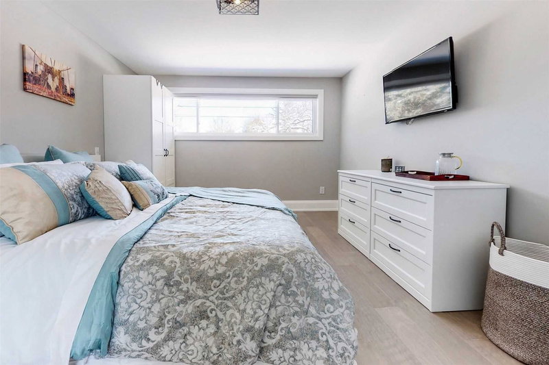 646 Simcoe Rd, Bradford West Gwillimbury, L3Z2A6 | Image 2