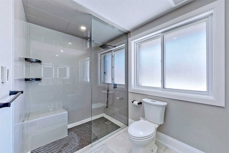 646 Simcoe Rd, Bradford West Gwillimbury, L3Z2A6 | Image 3